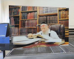 1568 – תמונה של הרב עובדיה יוסף יושב בחדר ולומד תורה להדפסה על קנבס או זכוכית