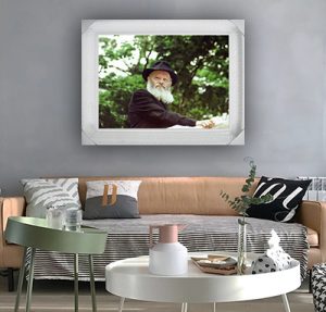 498 – תמונה של הרבי מליובאוויטש נואם על רקע עצים בירוק