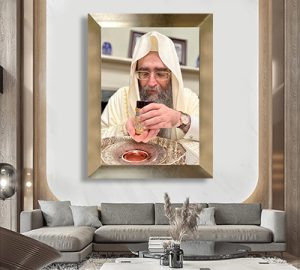 4074 – תמונה של הרב יאשיהו פינטו מחזיק כוס של קידוש