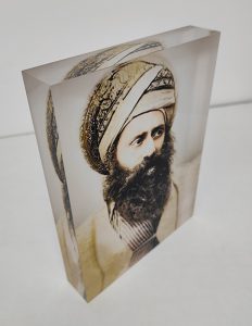 תמונה של הבן איש חי על בלוק סטורי מזכוכית אקרילית