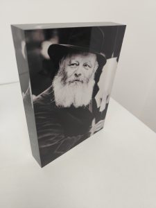 בלוק סטורי מזכוכית אקרילית של הרבי מליובאוויטש שחור לבן