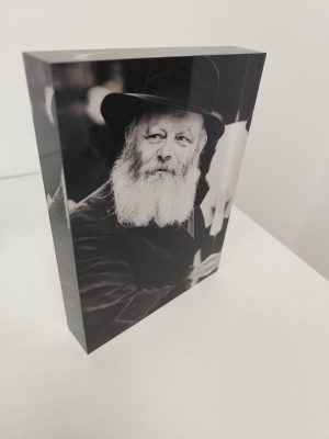 369 – תמונה של הרבי מליובאוויטש בשחור לבן על בלוק אקרילי