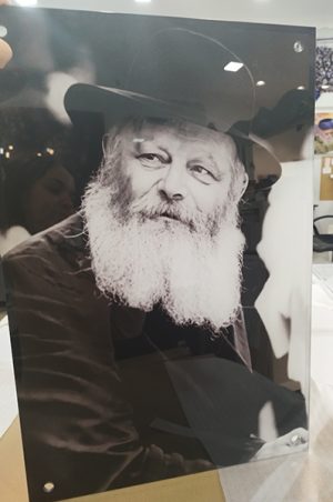 369 – תמונה מיוחדת של הרבי מליובאוויטש מביט הצידה בשחור לבן