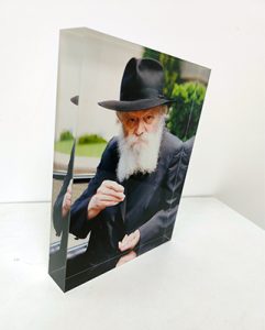 בלוק זכוכית אקרילית של הרבי נותן צדקה