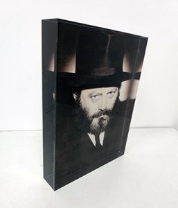 בלוק זכוכית אקרילי של הרבי צעיר
