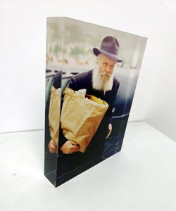 בלוק זכוכית אקרילית של הרבי עם שקית חומה