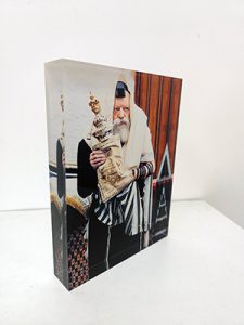 בלוק סטורי ששל הרבי מליובאוויטש מחזיק ספר תורה