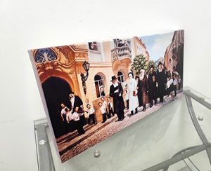 371 – ציור פנורמי של שושלת אדמורי חב"ד בעיירה עם הרבי מלובביץ'