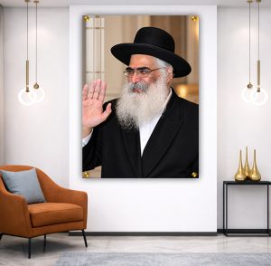 1764 – תמונה של הרב יורם אברג'ל מחייך ומנופף לשלום