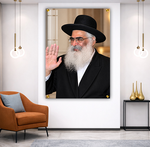 הרב יורם אברג'ל מחייך ומנופף לשלום