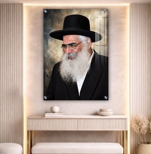 1765 – תמונה של הרב יורם אברג'ל מחייך על זכוכית או קנבס