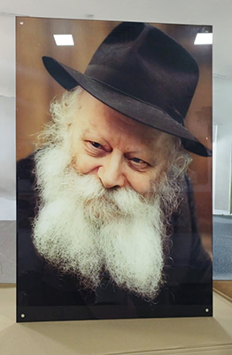 810 – תמונת פנים של הרבי מחייך על קנבס או זכוכית