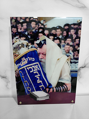 765 – תמונה של הרבי מליובאוויטש מחזיק ספר תורה גדול