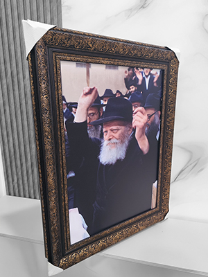 817 – תמונה של הרבי מליובאוויטש מעודד בהתוועדות