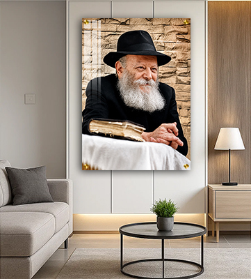 תמונה של הרבי מליובאוויטש מחייך, עם מבט חם ומעורר השראה. עיצוב נקי ונוכחות חסידית שמכניסה אור ושמחה לכל חלל.