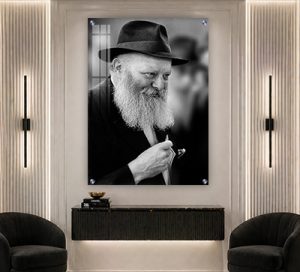 225 – תמונה של הרבי מחייך ומחזיק שטר של דולר ביד בשחור לבן