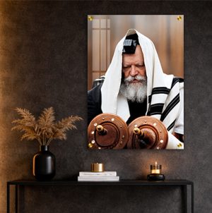 231 – תמונה של הרבי מתפלל מתוך ספר תורה גדול עם טלית ותפילין