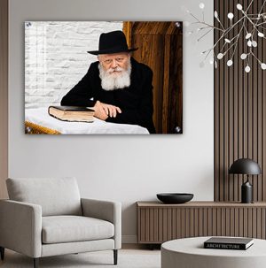 240 – תמונה של הרבי מליובאוויטש ולצידו ספר תורה