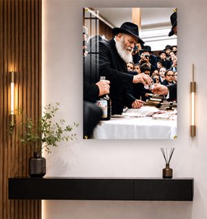 262 – תמונה של הרבי מוזג כוס של יין בהתוועדות