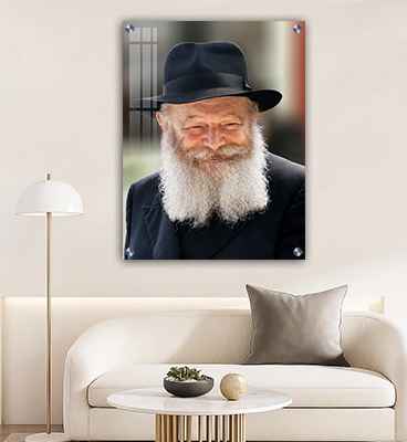 תמונה של הרבי מליובאוויטש מחייך על זכוכית או קנבס