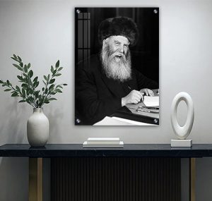 304 – תמונה של אדמו"ר הריי"ץ רבי יוסף יצחק שניאורסון מחייך בשחור לבן