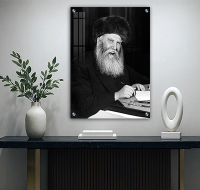תמונה של אדמו"ר הריי"ץ רבי יוסף יצחק שניאורסון מחייך