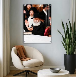 308 – תמונה של הרבי מוחא כפיים ויושב על כיסא אדום