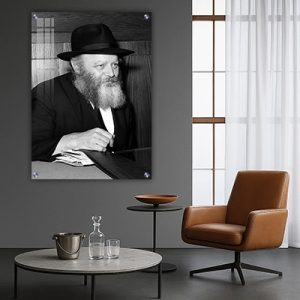 319 – תמונה של הרבי מחייך בשחור לבן