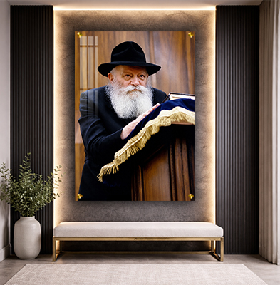 תמונה של הרבי מליובאוויטש נשען על הסטנדר