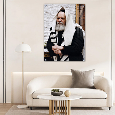 תמונה של הרבי מליובאוויטש נשען על הסטנדר