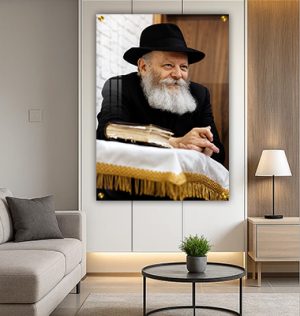 338 – תמונה של הרבי מליובאוויטש מחייך ונשען על הסטנדר על זכוכית או קנבס