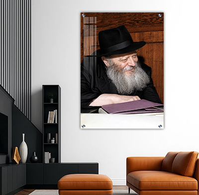 תמונה של הרבי מליובאוויטש מחייך ומביט הצידה