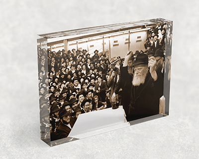 351 – בלוק אקרילי עם תמונה של הרבי מליובאוויטש בהתוועדות בגווני ספיה