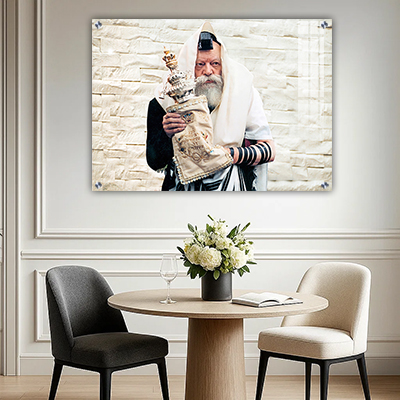 תמונה של הרבי מליובאוויטש עם טלית ותפילין מחזיק ספר תורה גדול