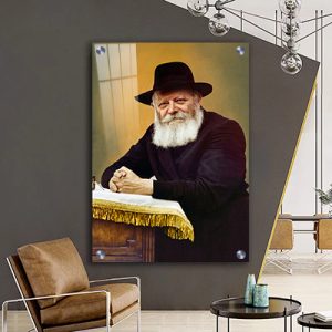 389 – תמונה של הרבי מליובאוויטש נשען על הסטנדר ומביט