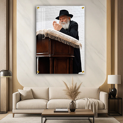 תמונה של הרבי מליובאוויטש נואם ומוחא כפיים