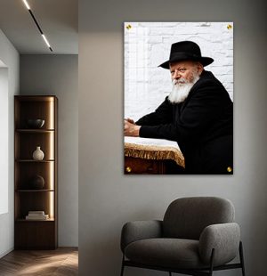 438 – תמונה מיוחדת של הרבי מליובאוויטש נשען על הסטנדר