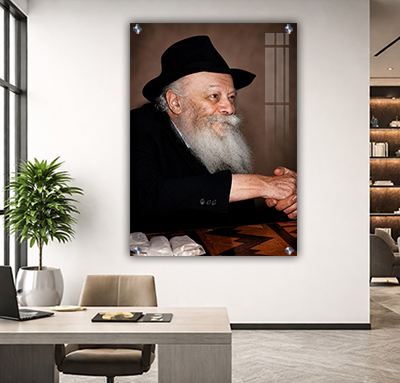 תמונה של הרבי מליובאוויטש מחייך ולוחץ יד