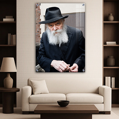 תמונה של הרבי מליובאוויטש מחזיק מטבע צדקה