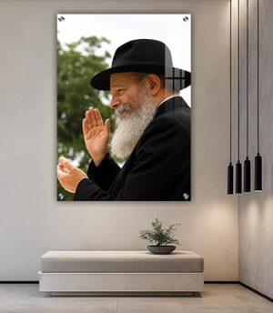 471 – תמונה של הרבי מליובאוויטש מחייך ומוחא כפיים