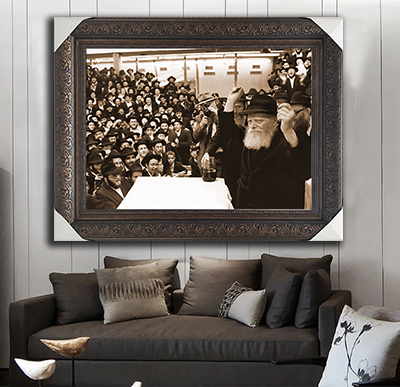 תמונה של הרבי מליובאוויטש מעודד בהתוועדות עם חסידים