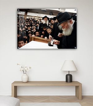 496 – תמונה של התוועדות עם הרבי מליובאוויטש מחזיק כוס ברכה