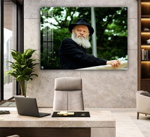 498 – תמונה של הרבי מליובאוויטש נואם על רקע עצים בירוק