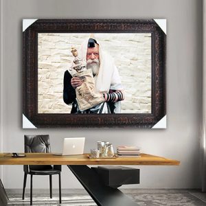 396 – תמונה של הרבי מליובאוויטש עם טלית ותפילין מחזיק ספר תורה גדול