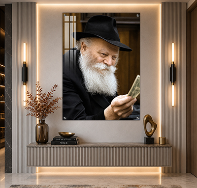 תמונה של הרבי מליובאוויטש מחייך ומחזיק שטר של דולר על קנבס, זכוכית או פרספקס
