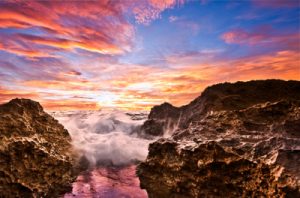 V-705 גל מתפרץ בין הסלעים