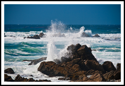 V-834 גל מתנפץ בין הסלעים