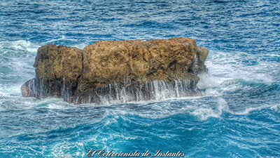 V-850 סלע בלב ים