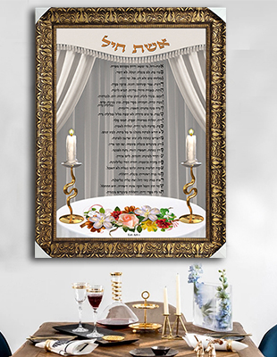 ברכת אשת חיל עם נרות, פרחים ושולחן לבן בעיצוב אומנותי