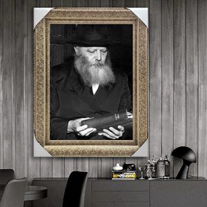 465 – תמונה של הרבי מליובאוויטש מחזיק ספר תורה בשחור לבן